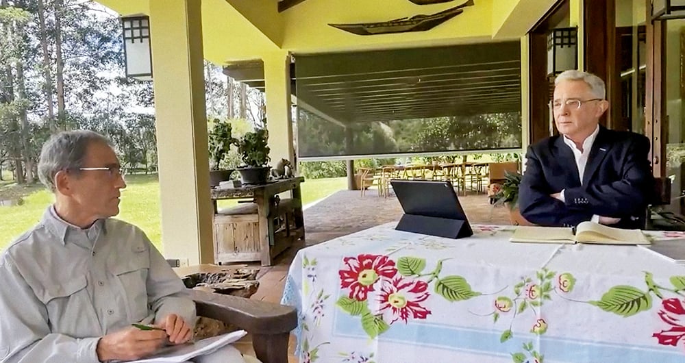 El encuentro entre miembros de la Comisión de la Verdad y el expresidente Uribe estuvo marcado por la tensión. Para algunos, evidenció una gran diferencia de trato frente a la reunión que sostuvieron con el expresidente Santos.