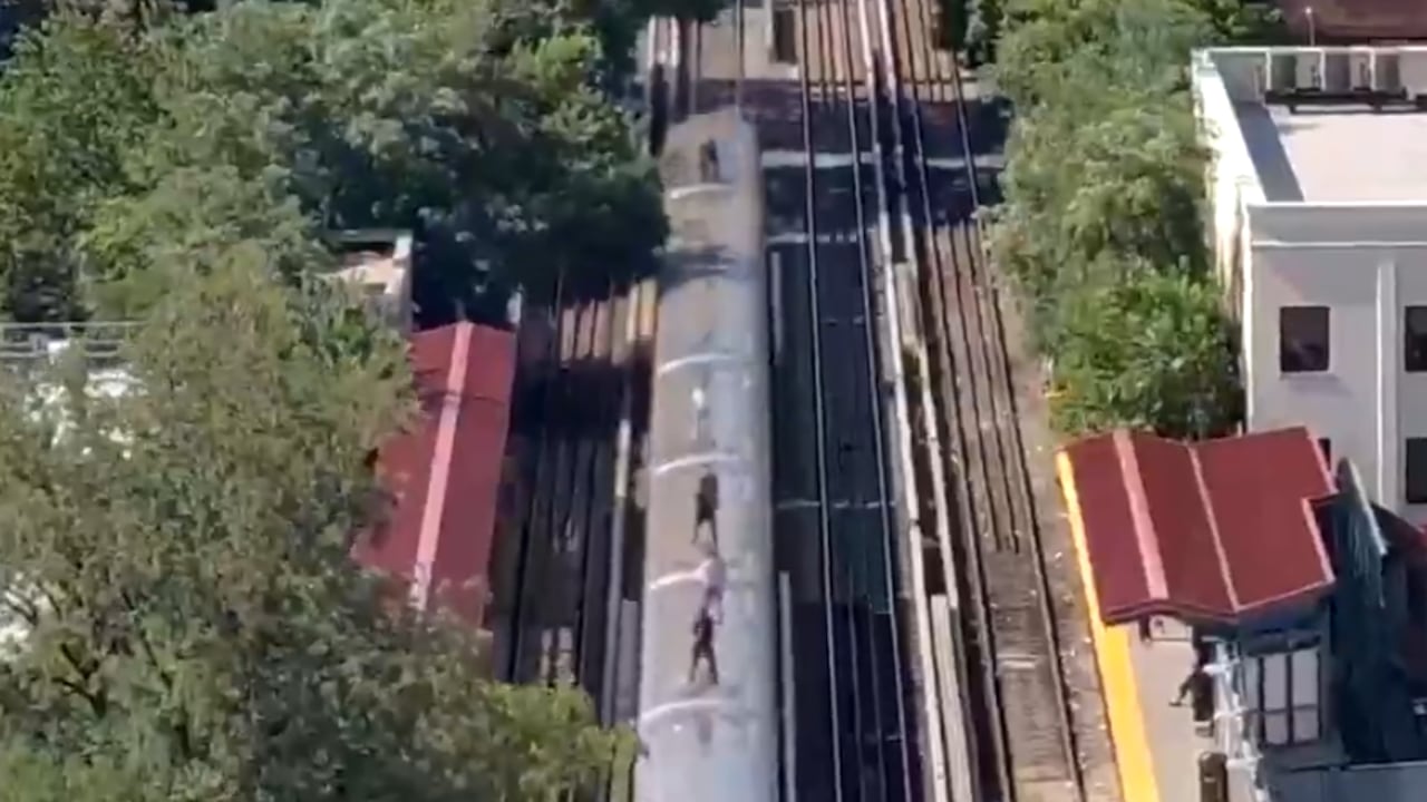 Un dron policial registró a varios adolescentes desplazándose sobre el techo de un tren del metro de Nueva York.