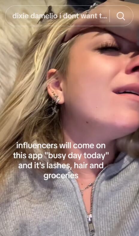 Tiktoker se viraliza en redes por llorar porque le toca trabajar 8 horas diarias.