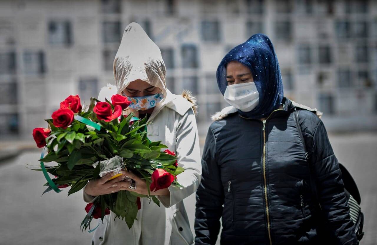 Lo que estas dos mujeres no esperaban era que, un mes después, Amazonas sería el departamento con la tasa más alta de contagio por covid-19 en Colombia. Ahora, este ente territorial con triple frontera, 26 etnias indígenas y un precario sistema de salud, registra 718 casos de coronavirus y 26 fallecidos. Y así, regresar es muy riesgoso. Foto: Esteban Vega La-Rotta/SEMANA