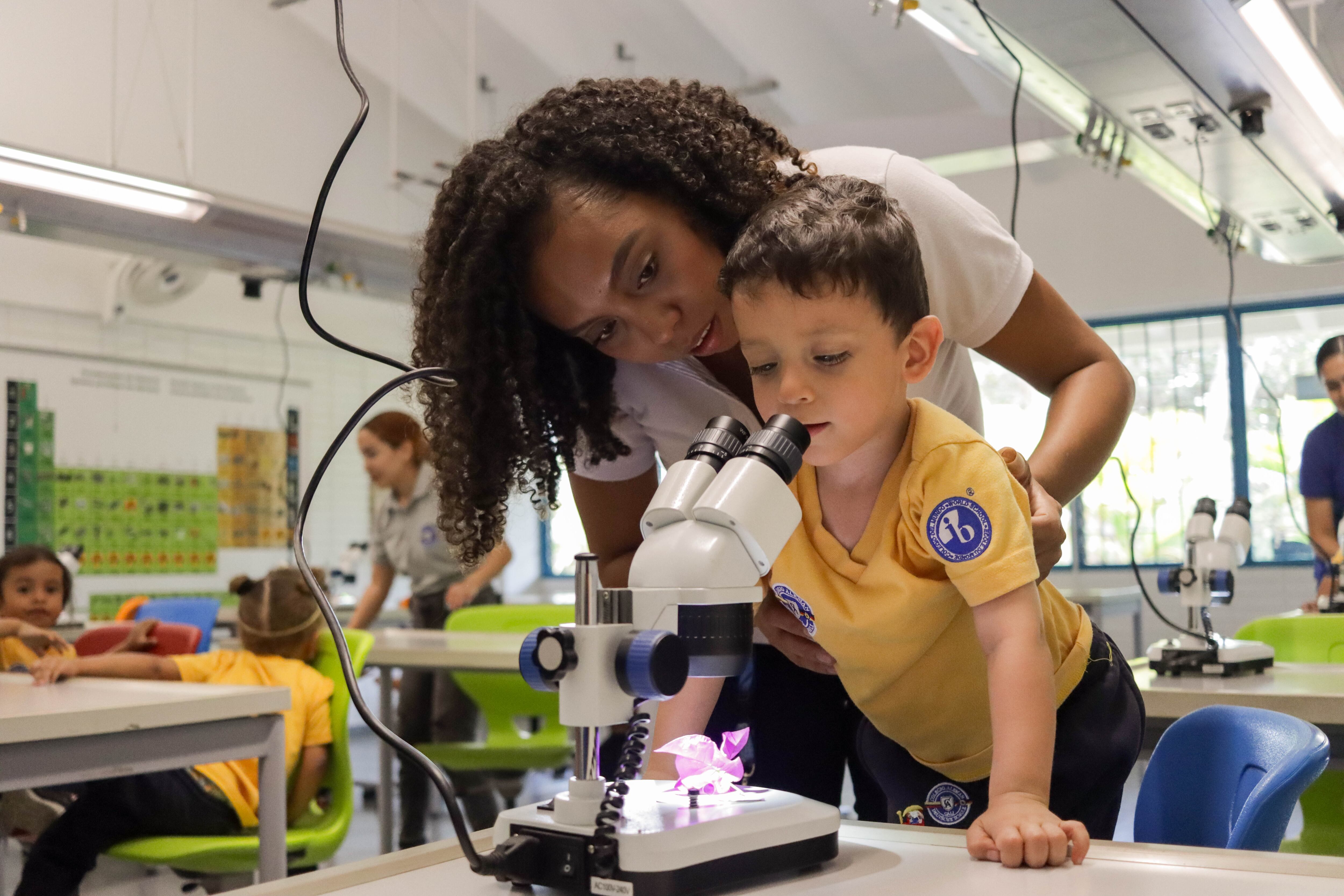 Estudiantes del Colegio Alemán de Cali destacan en idiomas y ciencias, reflejando el impacto del sistema educativo alemán.