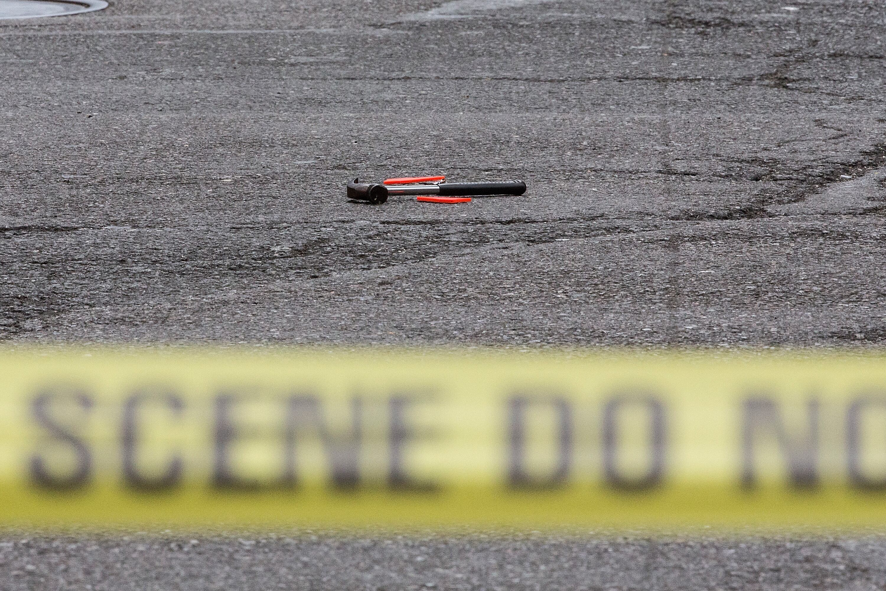 Un martillo utilizado en un ataque a un oficial de policía se ve en la escena del crimen el 13 de mayo de 2015 en la ciudad de Nueva York.