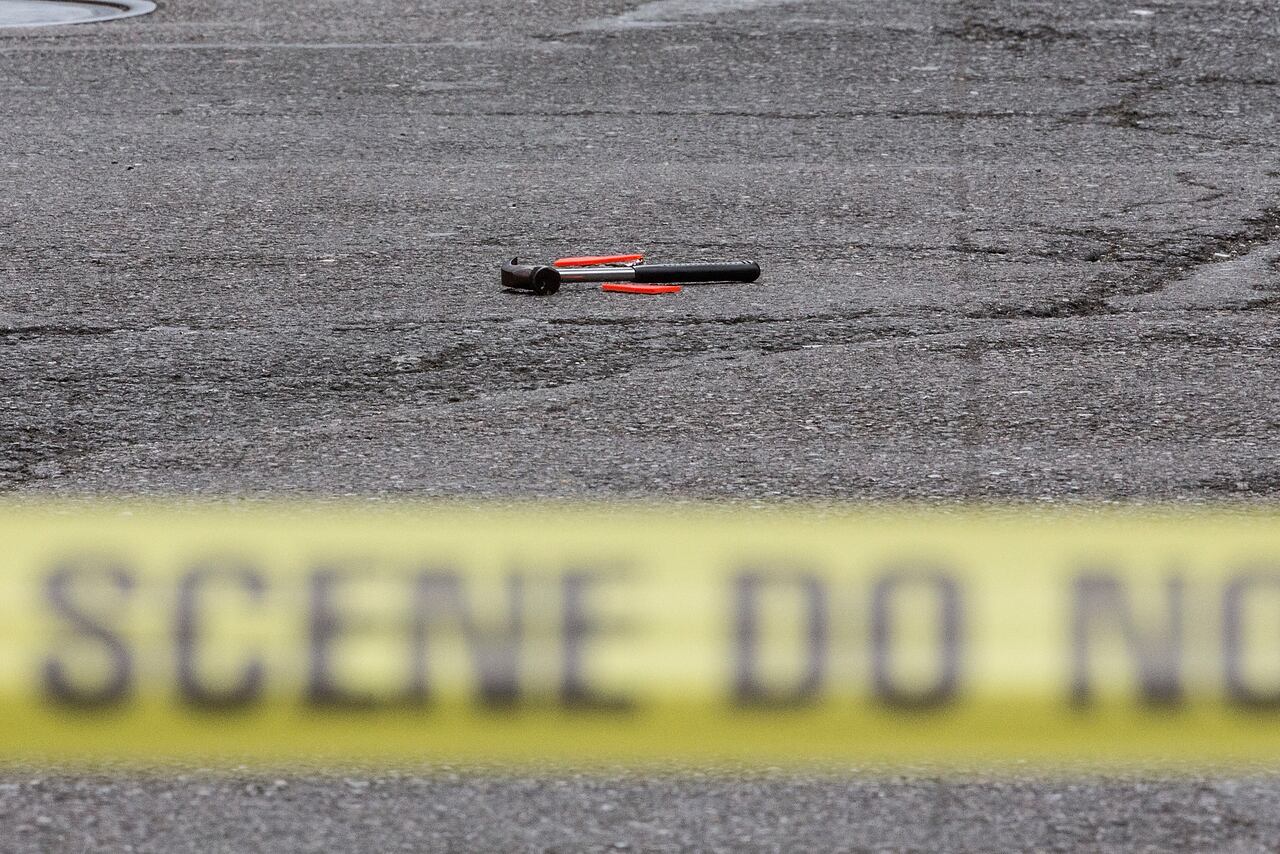 Un martillo utilizado en un ataque a un oficial de policía se ve en la escena del crimen el 13 de mayo de 2015 en la ciudad de Nueva York.