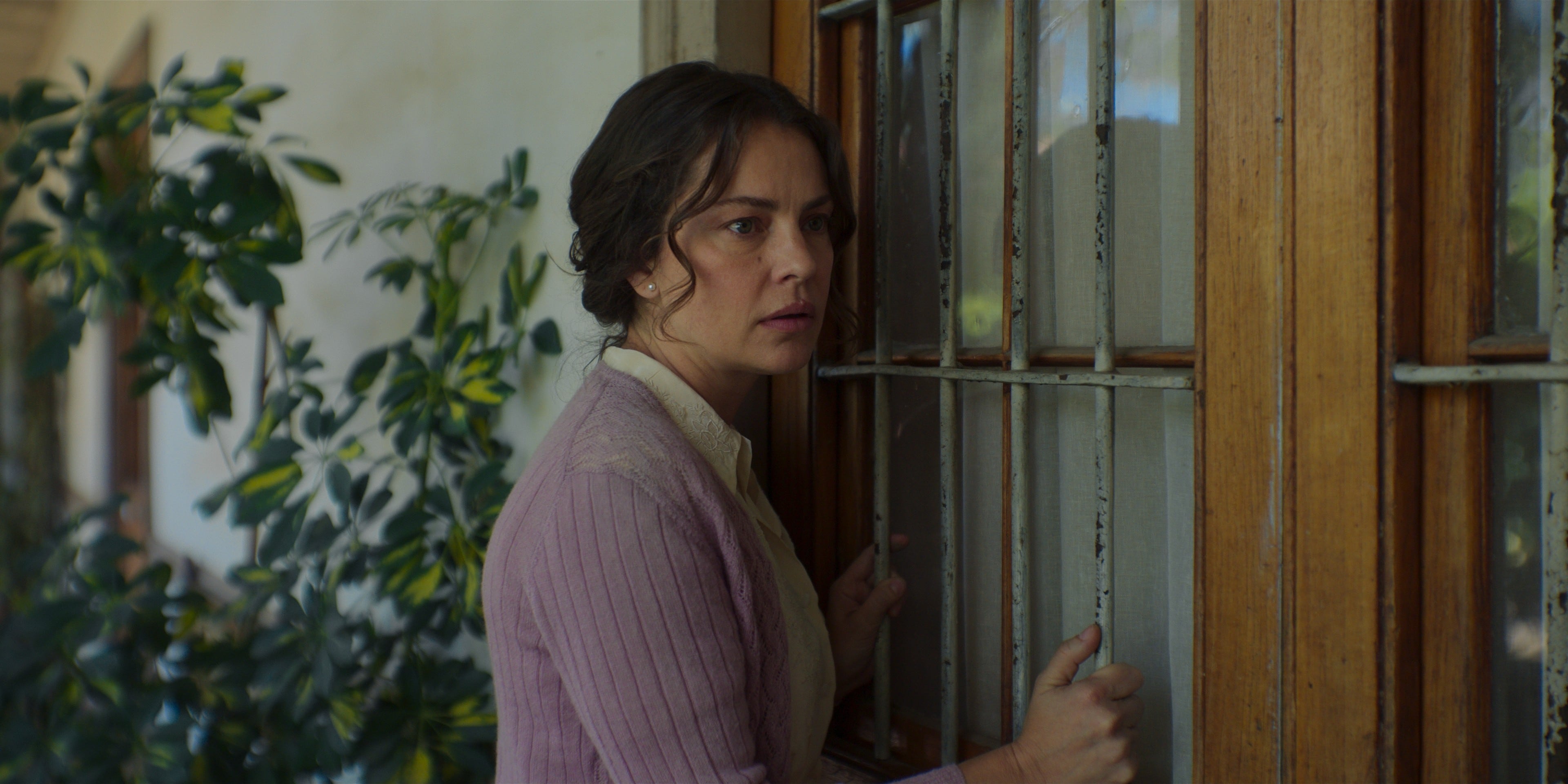 Prime Video estrenará en abril La Casa de los Espíritus, la primera adaptación televisiva en español de la icónica novela de Isabel Allende.