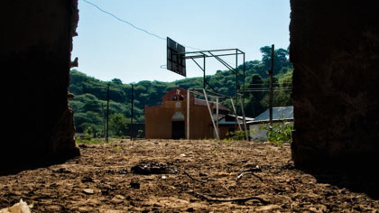 Esta cancha fue testigo de la peor masacre cometida en los Montes de María por los paramilitares cuando hace 11 años asesinaron a 38 personas en este lugar y otras 28 en los alrededores.