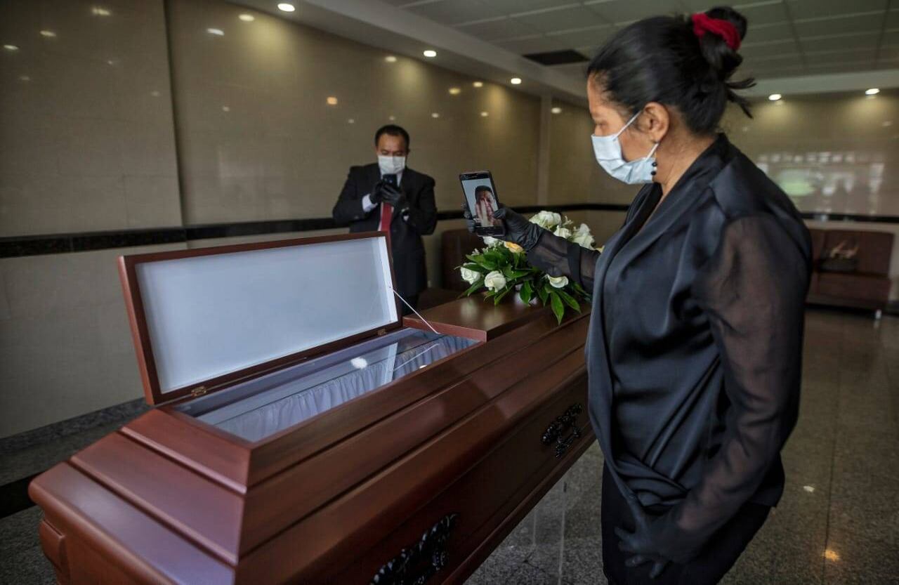 El hombre que observa a don Maximino por videollamada es su único hijo hombre vivo. Vive en Caquetá. Reportaje gráfico: Esteban Vega La-Rotta