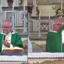 Un loro entró a tomarse el cáliz en plena misa. Captura tomada de video en TikTok publicado por @tiagodonizetemsc