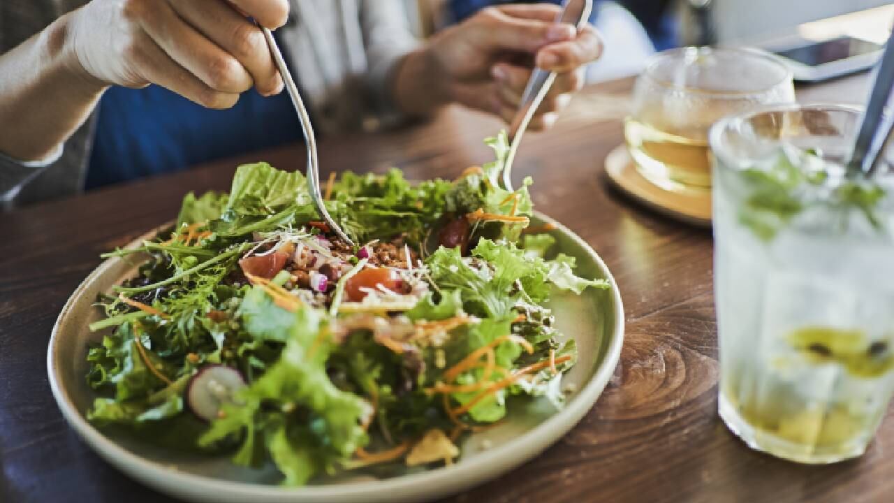 La ingesta de verduras es saludable para limpiar el instetino.
