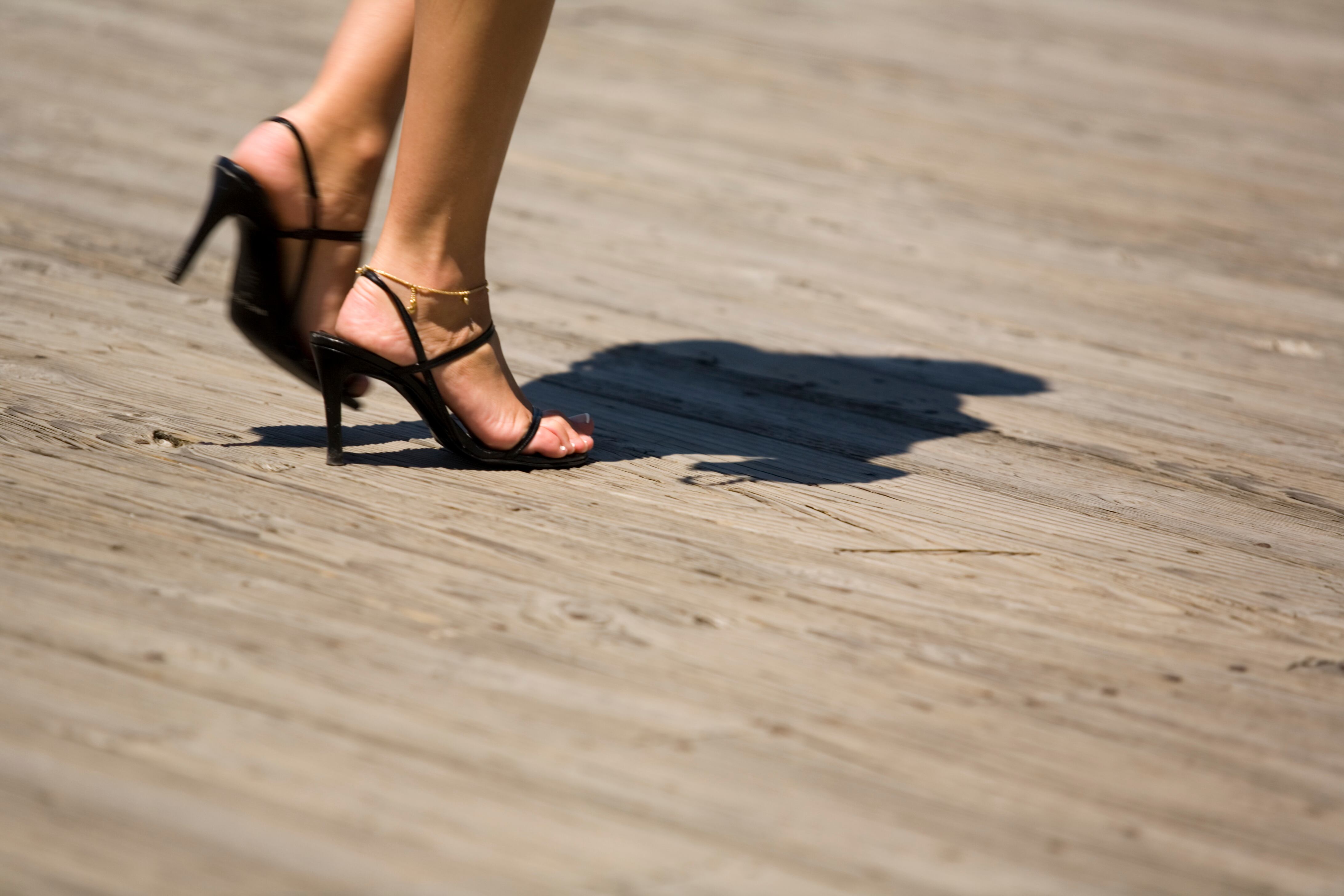 ¿Qué significa una pulsera en el tobillo izquierdo de una mujer?