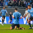 Luciano Rodríguez, de Uruguay, a la izquierda, celebra el gol inicial de su equipo contra Italia durante la final de la Copa Mundial Sub-20 de la FIFA en el estadio Diego Maradona en La Plata, Argentina, el domingo 11 de junio de 2023. (Foto AP/Natacha Pisarenko)