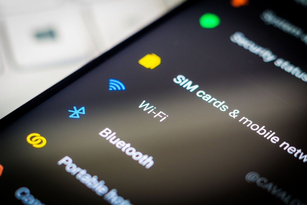 La conexión Wi-Fi del celular se ve afectada cuando varios dispositivos se conectan a través de bluetooth.