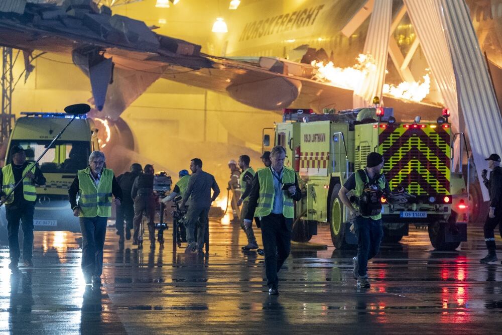 Botes, autos, y sí, también enormes jumbos. Christopher Nolan no se ahorró momentos grandiosos y explosivos en 'Tenet'.