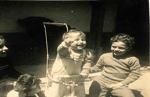 De bebé con sus dos hermanas mayores, Pilar y María Victoria.