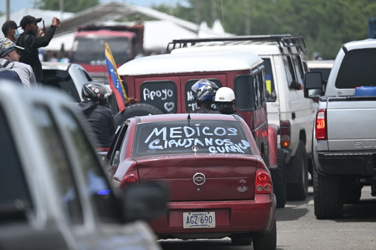 Se observa un vehículo con la inscripción "Médicos, cirujanos" en Caraballeda, estado de La Guaira, Venezuela, el 30 de junio de 2026, tras los dos terremotos ocurridos el 24 de junio.