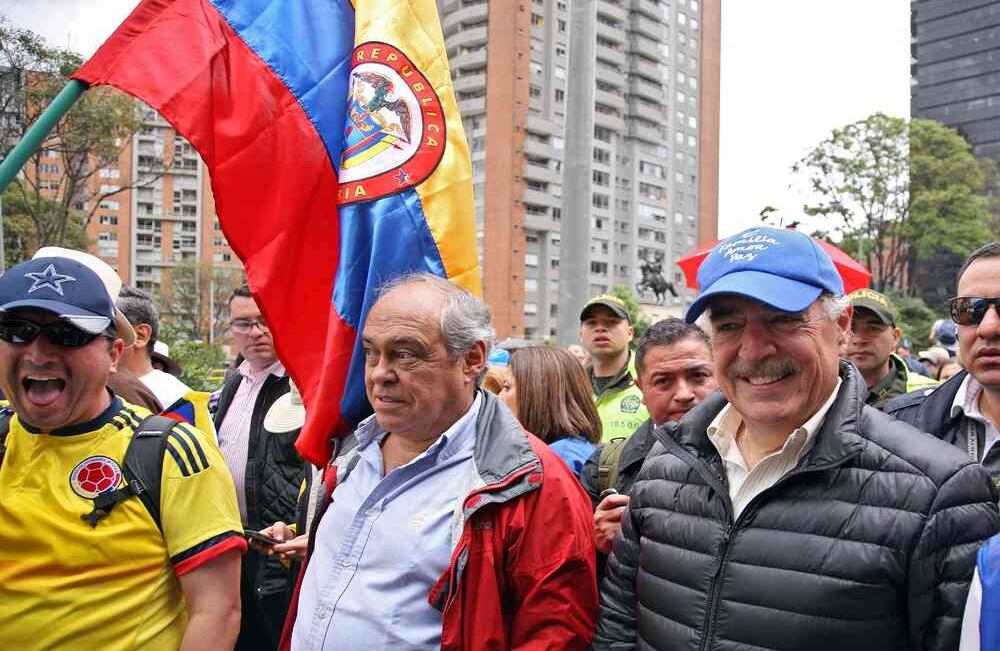 El ex presidente Andrés Pastrana y el ex alto comisionado de paz, Camilo Gómez, participaron de la movilización. Foto: León Darío Peláez / SEMANA