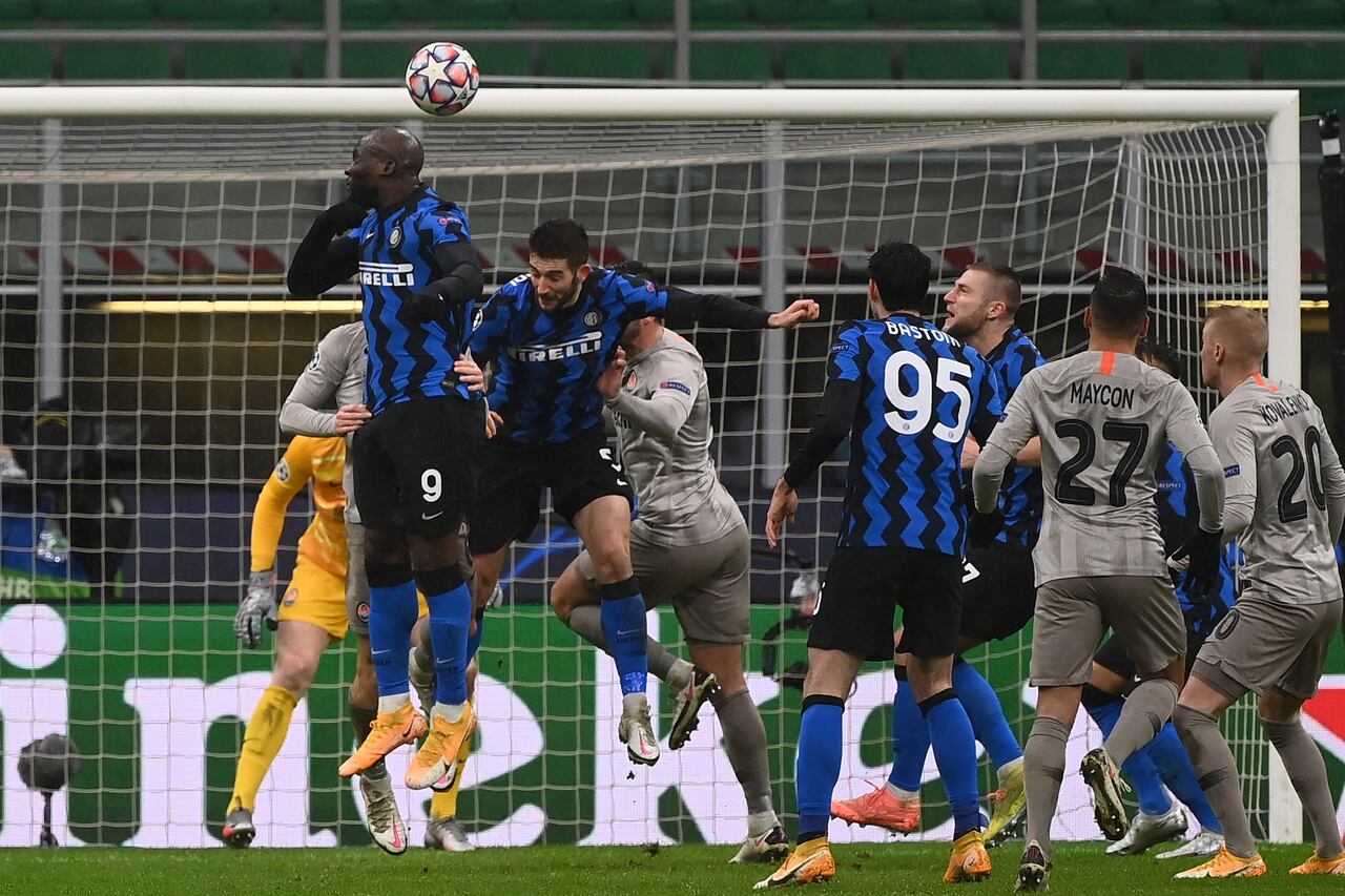 El delantero belga del Inter de Milán Romelu Lukaku (L) va por un cabezazo durante el partido de fútbol del Grupo B de la Liga de Campeones de la UEFA Inter de Milán vs Shakhtar Donetsk el 9 de diciembre de 2020 en el estadio Giuseppe-Meazza (San Siro) de Milán. (Foto de Marco BERTORELLO / AFP)