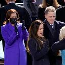 El presidente Joe Biden abraza a la primera dama Jill Biden, mientras su hijo Hunter Biden y su hija Ashley Biden miran después de juramentar durante la 59a toma de posesión presidencial en el Capitolio de los Estados Unidos en Washington, el miércoles 20 de enero de 2021. La vicepresidenta Kamala Harris aplaude a la izquierda. (Foto AP / Carolyn Kaster)