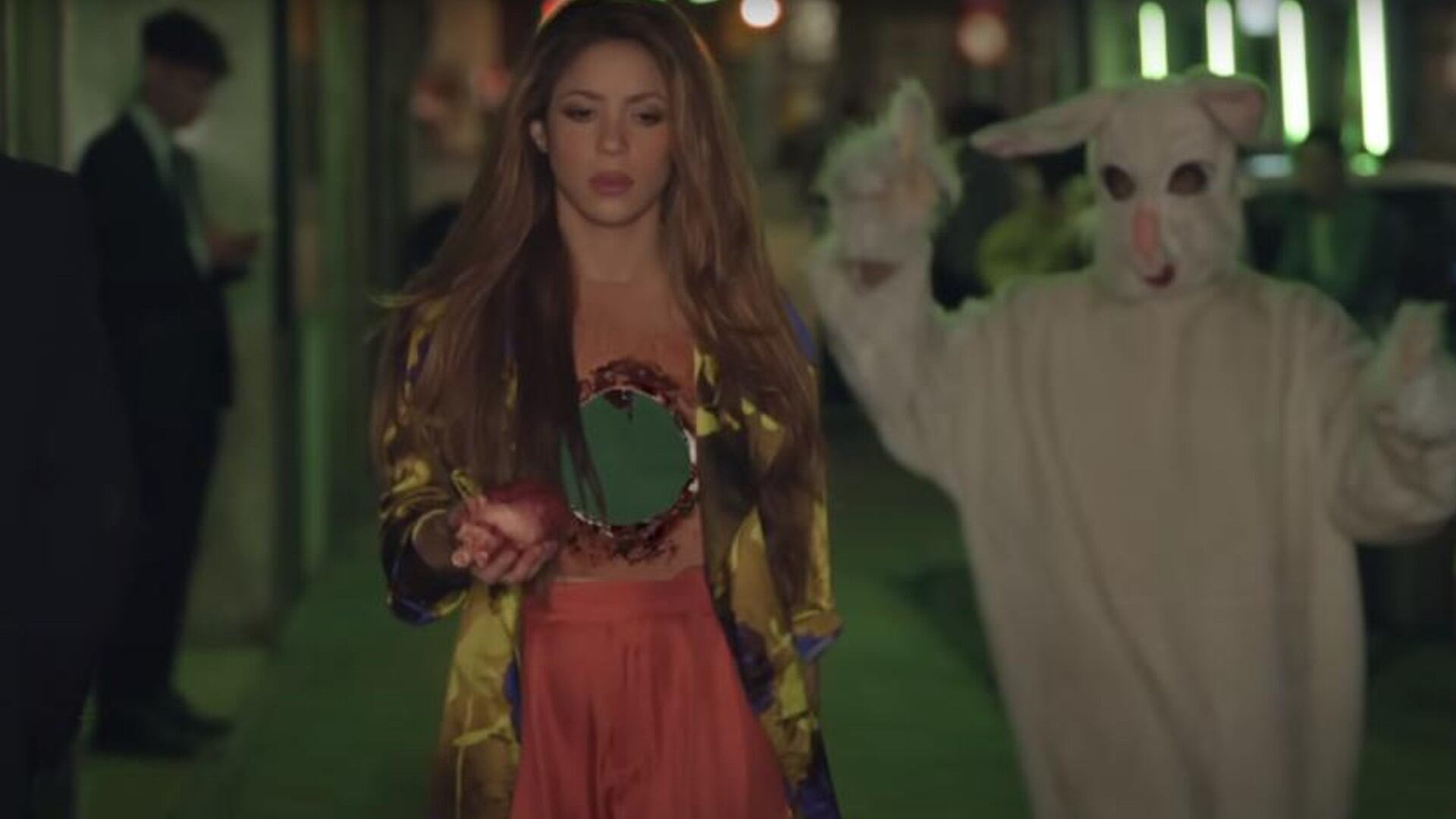 Tres teorías del conejo blanco en el video 'Monotonía' de Shakira.
