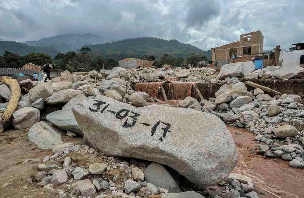 Una roca con la fecha trágica del 31 de marzo de 2017, permanece en el lugar de la tragedia, el miércoles 5 de abril de 2017 en Mocoa, Putumayo, luego que una avalancha provocada por el desbordamiento de los ríos Mocoa, Mulato y Sangoyaco arrasó con todo lo que encontró a su paso. Hasta el momento la cifra de muertos se eleva a  301víctimas mortales y un indeterminado numero de desaparecidos. Foto: Carlos Julio Martínez / Enviado Especial de Semana