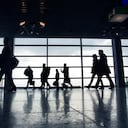 Miles de personas esperan en tierra una solución para llegar a sus destinos en Reino Unido e Irlanda.