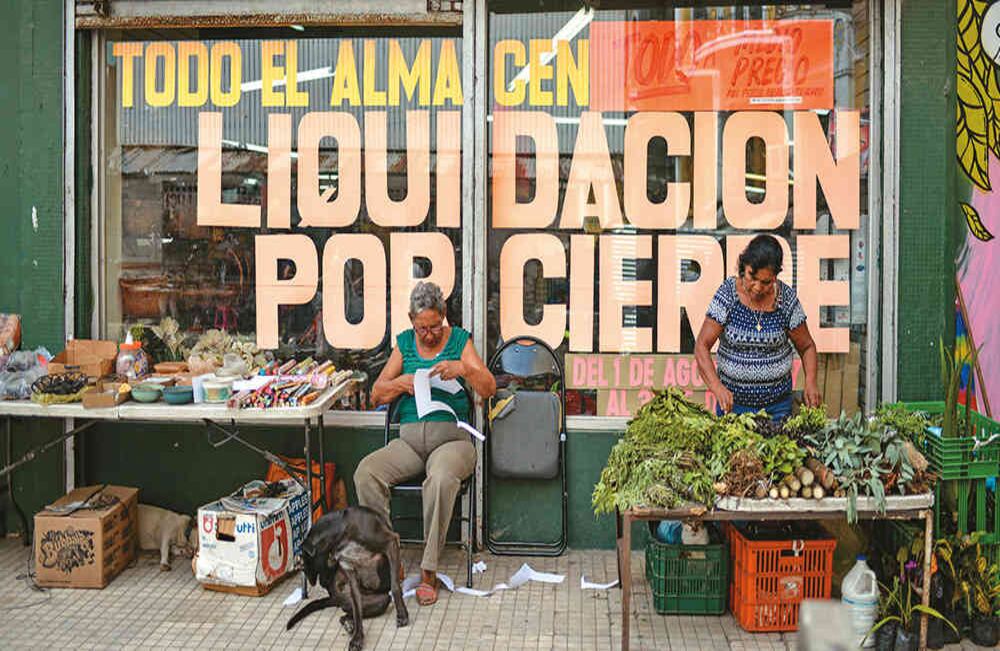 Sus andenes también están llenos de ventas ambulantes de hierbas aromáticas y especias. 