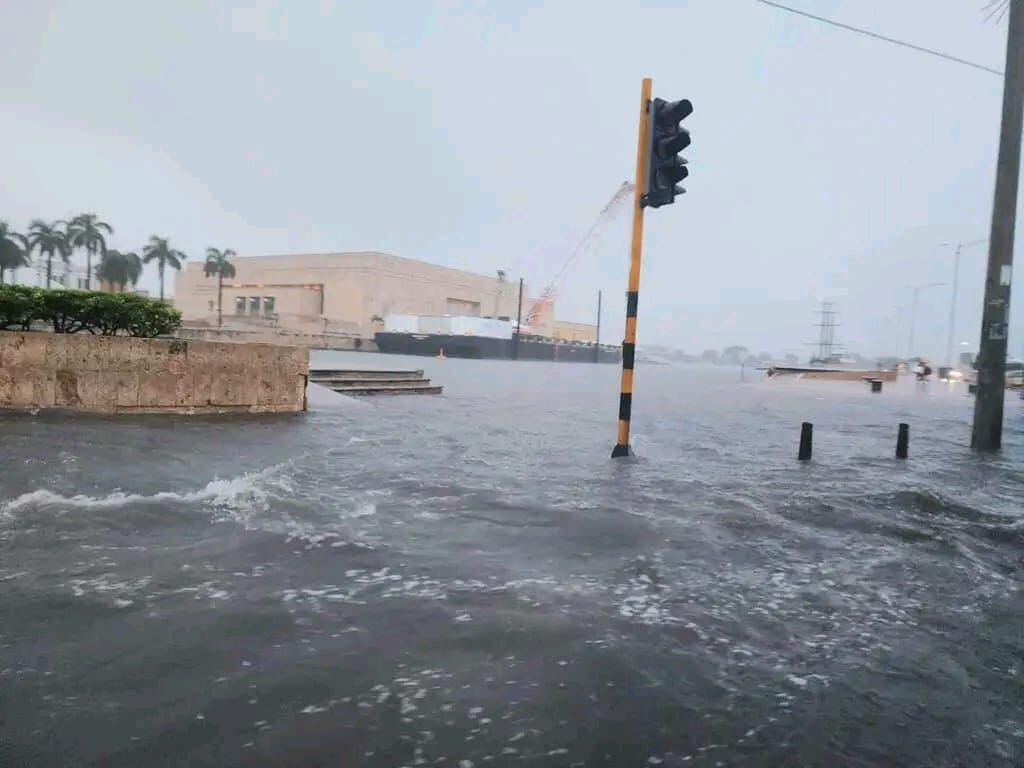 Calle inundadas en el centro histórico de Cartagena luego de las fuertes lluvias.