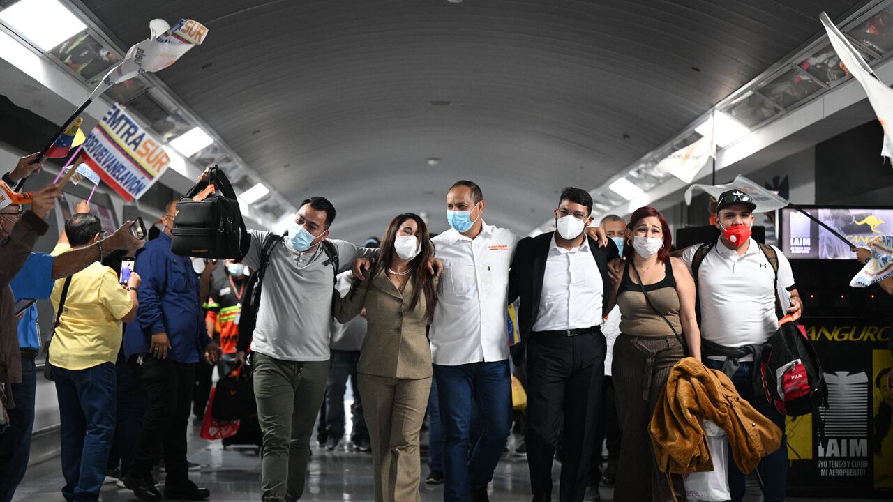 Los tripulantes llegaron a Venezuela luego de estar retenidos, junto al avión, por tres meses en Argentina. (Photo by Federico Parra / AFP)