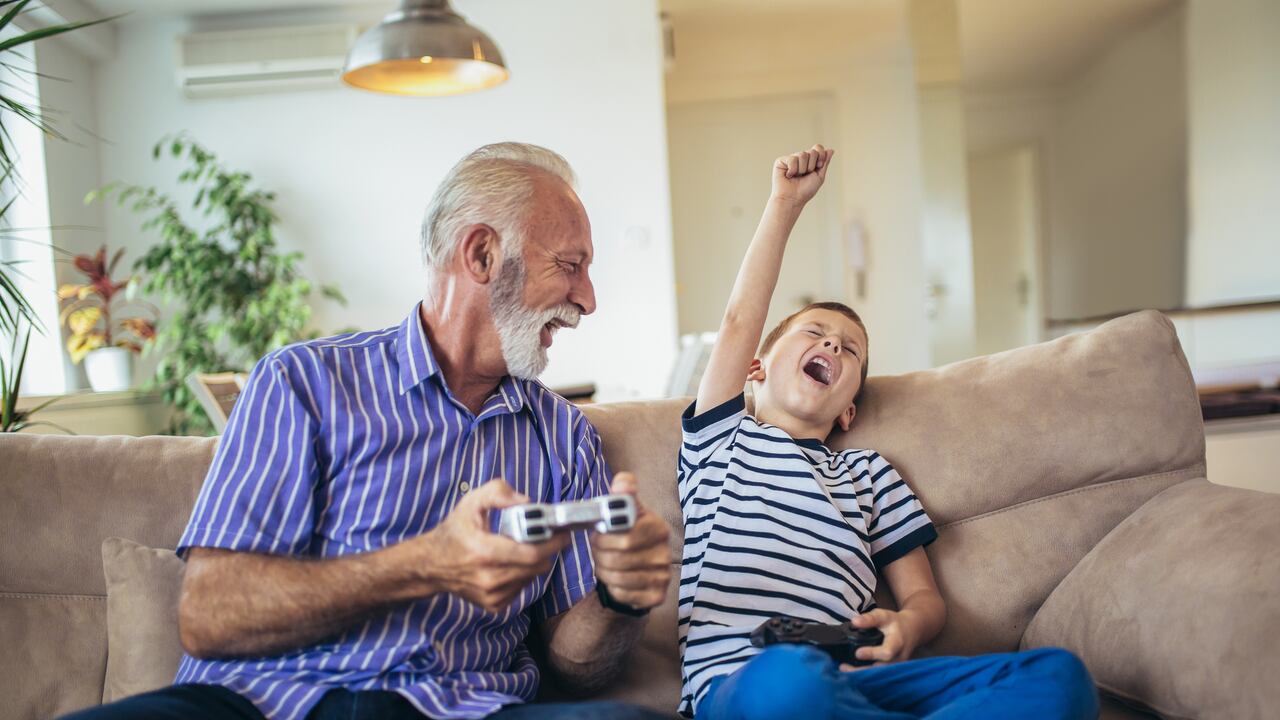 Aunque tradicionalmente son asociados con el entretenimiento de los jóvenes, están comenzando a demostrar su impacto positivo en las capacidades cognitivas de los adultos mayores.