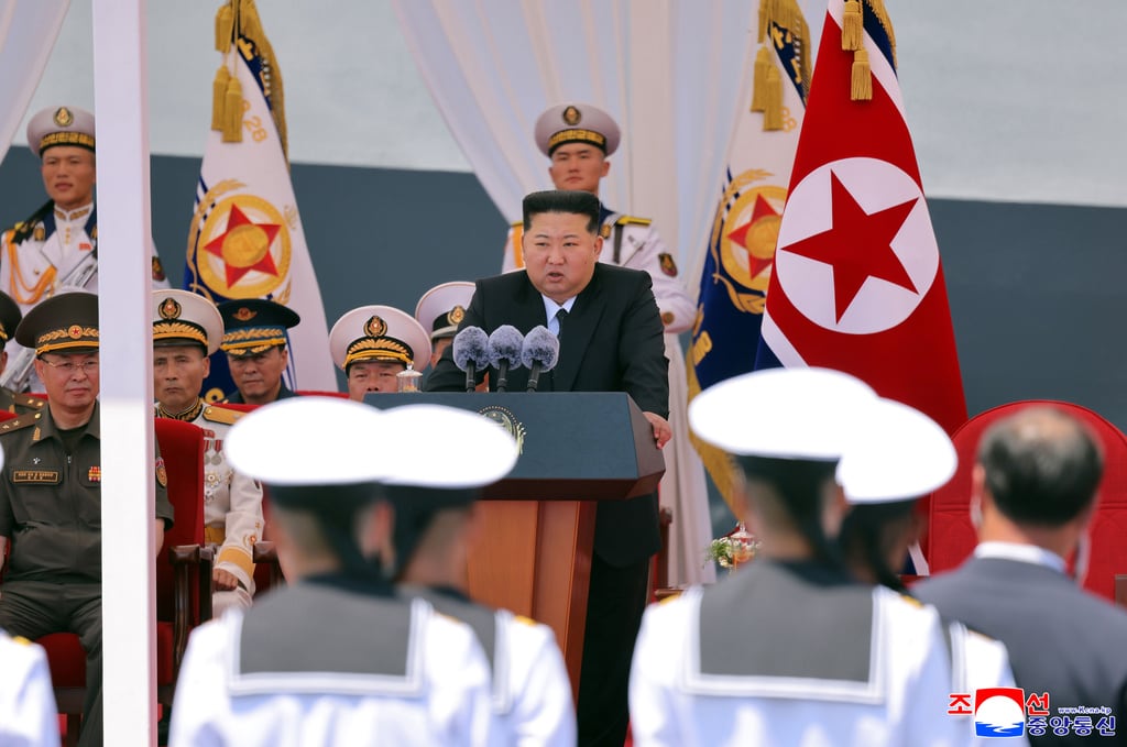 En esta fotografía, facilitada el miércoles 24 de junio de 2026 por el gobierno norcoreano, su líder, Kim Jong Un (en el centro), pronuncia un discurso durante la ceremonia de puesta en servicio del destructor Choe Hyon en el puerto de Nampo el martes 23 de junio de 2026.