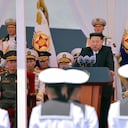 En esta fotografía, facilitada el miércoles 24 de junio de 2026 por el gobierno norcoreano, su líder, Kim Jong Un (en el centro), pronuncia un discurso durante la ceremonia de puesta en servicio del destructor Choe Hyon en el puerto de Nampo el martes 23 de junio de 2026.