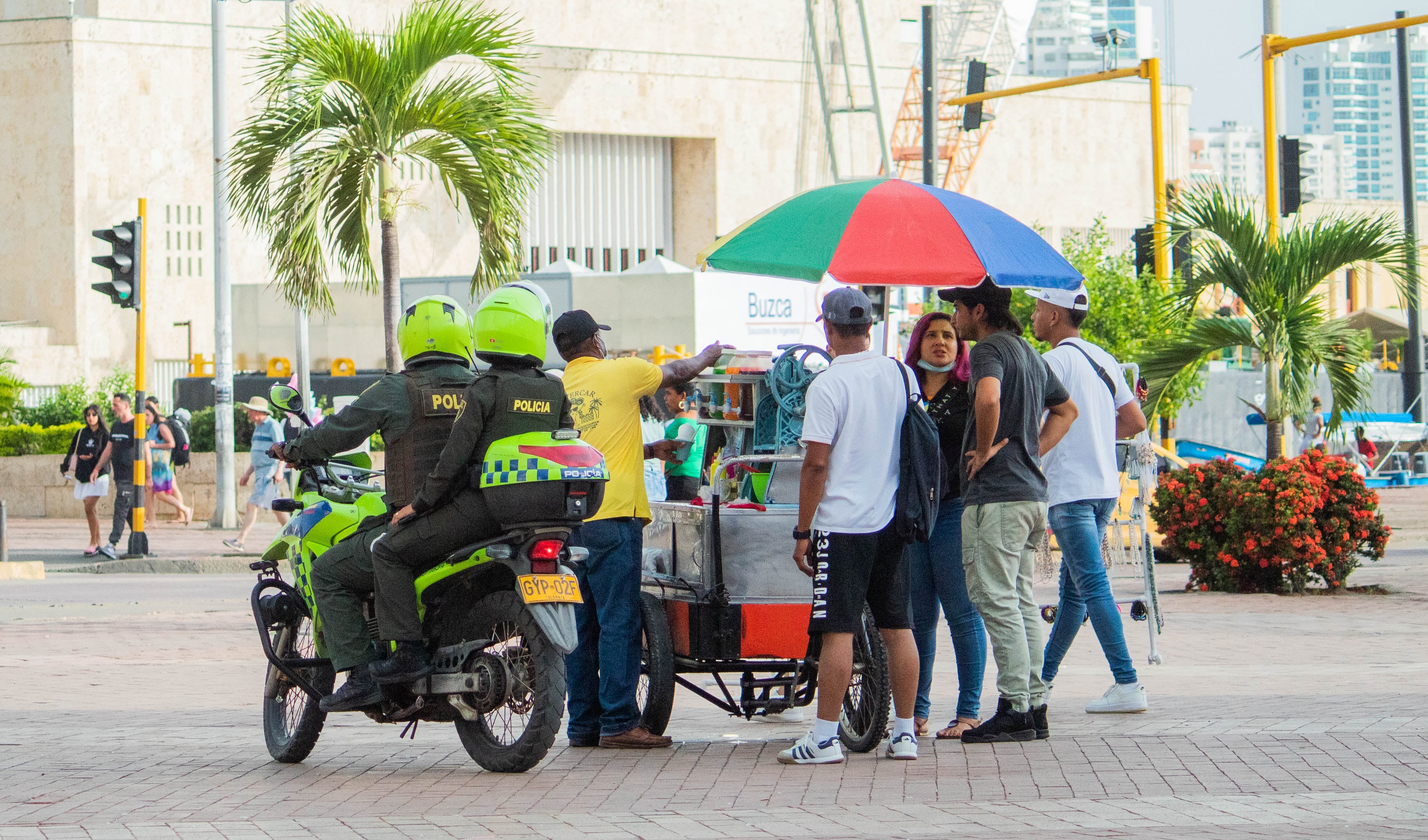 Vendedor informal de 'Raspao', en espacio púvblico de la ciudad.