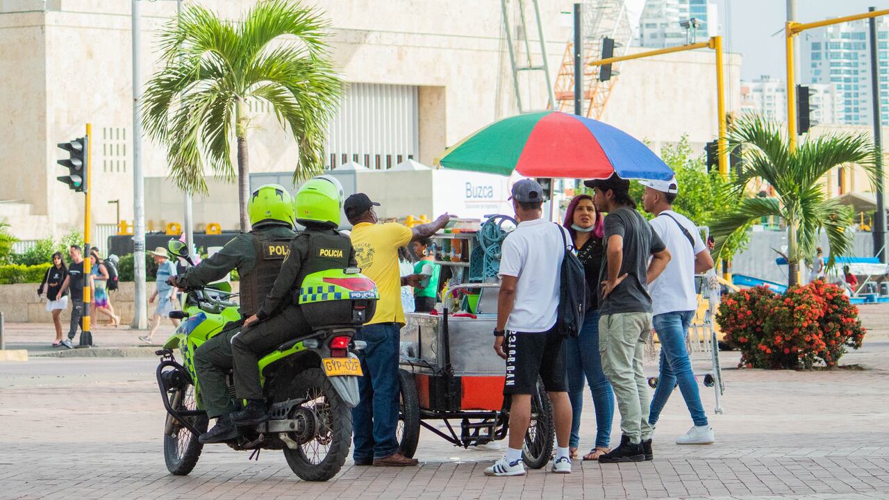 Vendedor informal de 'Raspao', en espacio púvblico de la ciudad.