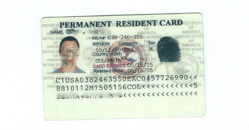 La Permanent Resident Card falsa del periodista.