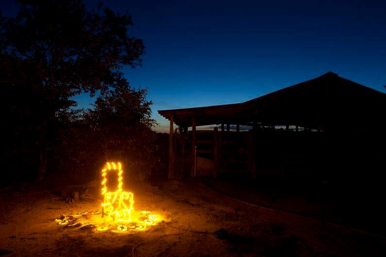 La luz se aprovechó por su valor simbólico, asociado a la tranquilidad y a la esperanza, así como a la unión y a la espiritualidad / Aguas Vivas, Córdoba. FOTO: Santiago Escobar-Jaramillo