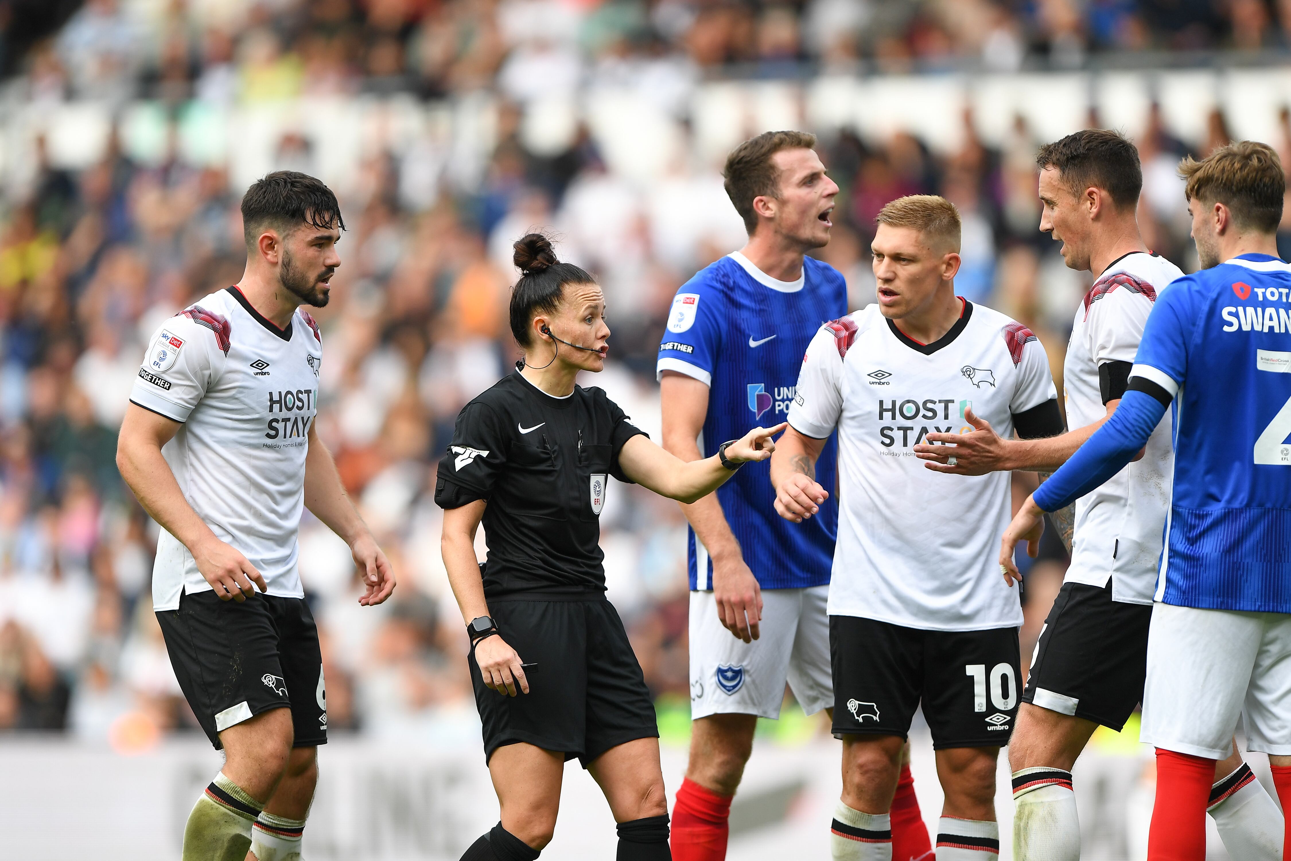 La árbitra Rebecca Welch habla con Craig Forsyth, del Derby County, durante el partido de la Sky Bet League 1 entre el Derby County y el Portsmouth disputado en el Pride Park de Derby el sábado 16 de septiembre de 2023.