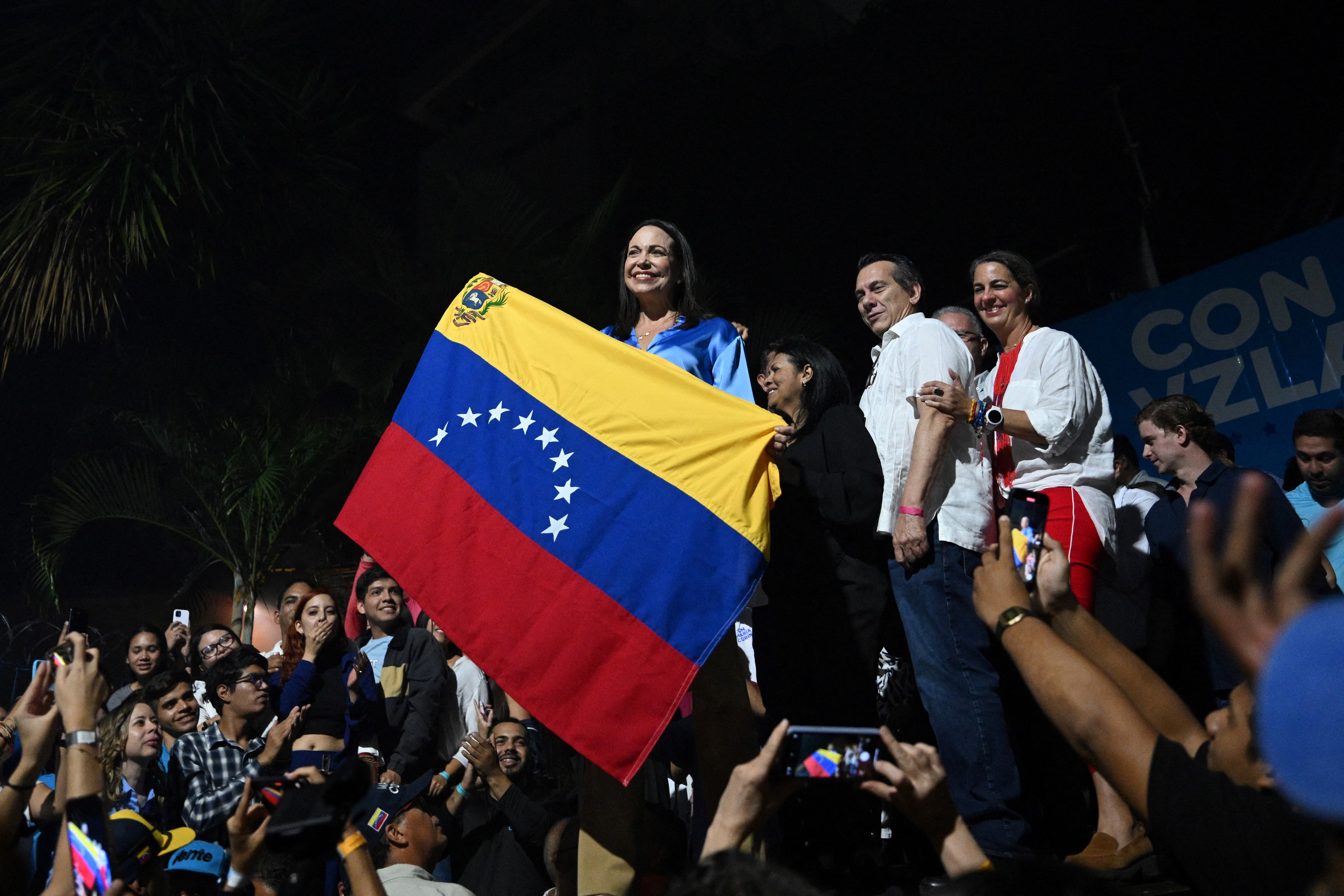 La precandidata presidencial venezolana del partido opositor Vente Venezuela, María Corina Machado (C), celebra los resultados de las elecciones primarias de la oposición en la sede de su partido en Caracas el 22 de octubre de 2023.