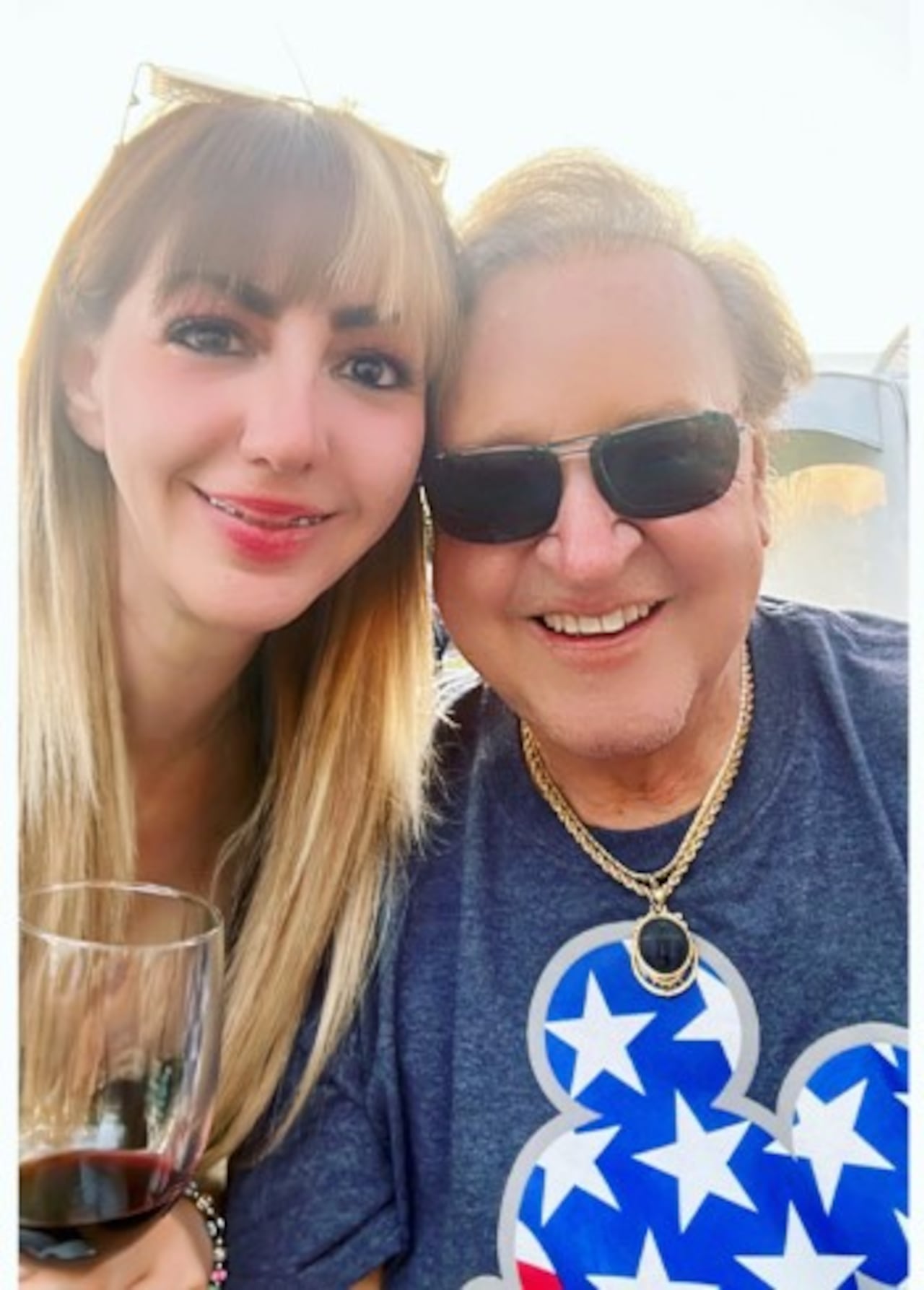 Vanesala hija del reconocido actor mexicano Carlos Villagrán, conocido mundialmente por su icónico papel de 'Kiko' en la serie 'El Chavo del 8', ha conmocionado a su familia y seguidores al revelar públicamente su batalla contra el cáncer.