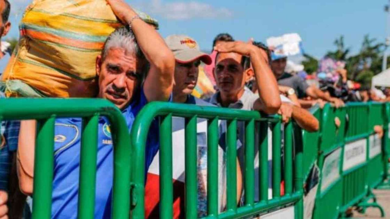 Los venezolanos cruzan hacia Colombia en busca de comida y medicinas. Foto: GETTY vía BBC.