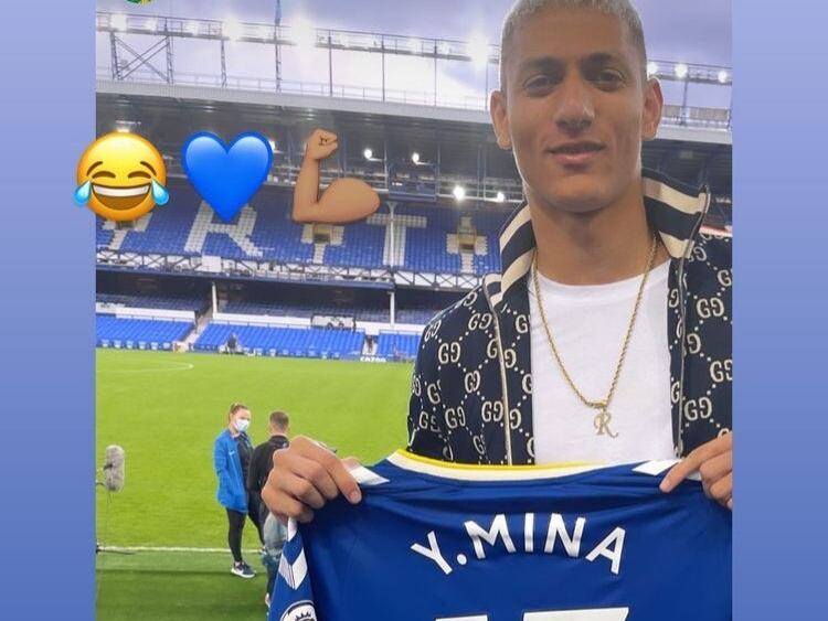 Richarlison con la camiseta de de Yerry Mina