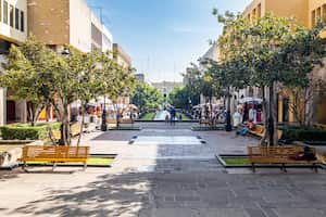 Calle peatonal Paseo Degollado en el centro de Guadalajara, Jalisco, México