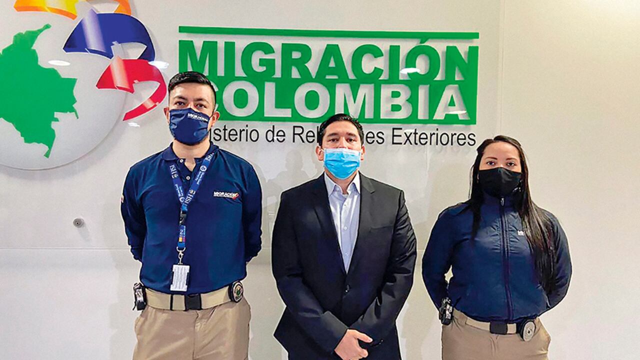 Esta es la primera foto que las autoridades de Migración Colombia le tomaron al exfiscal. Viajó al país, en calidad de deportado, en un vuelo comercial.