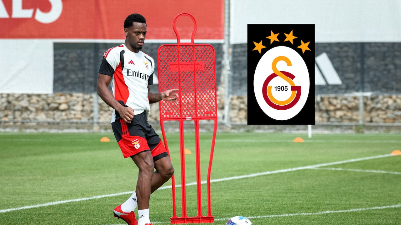 Jhon Jader Durán y el escudo del Galatasaray.