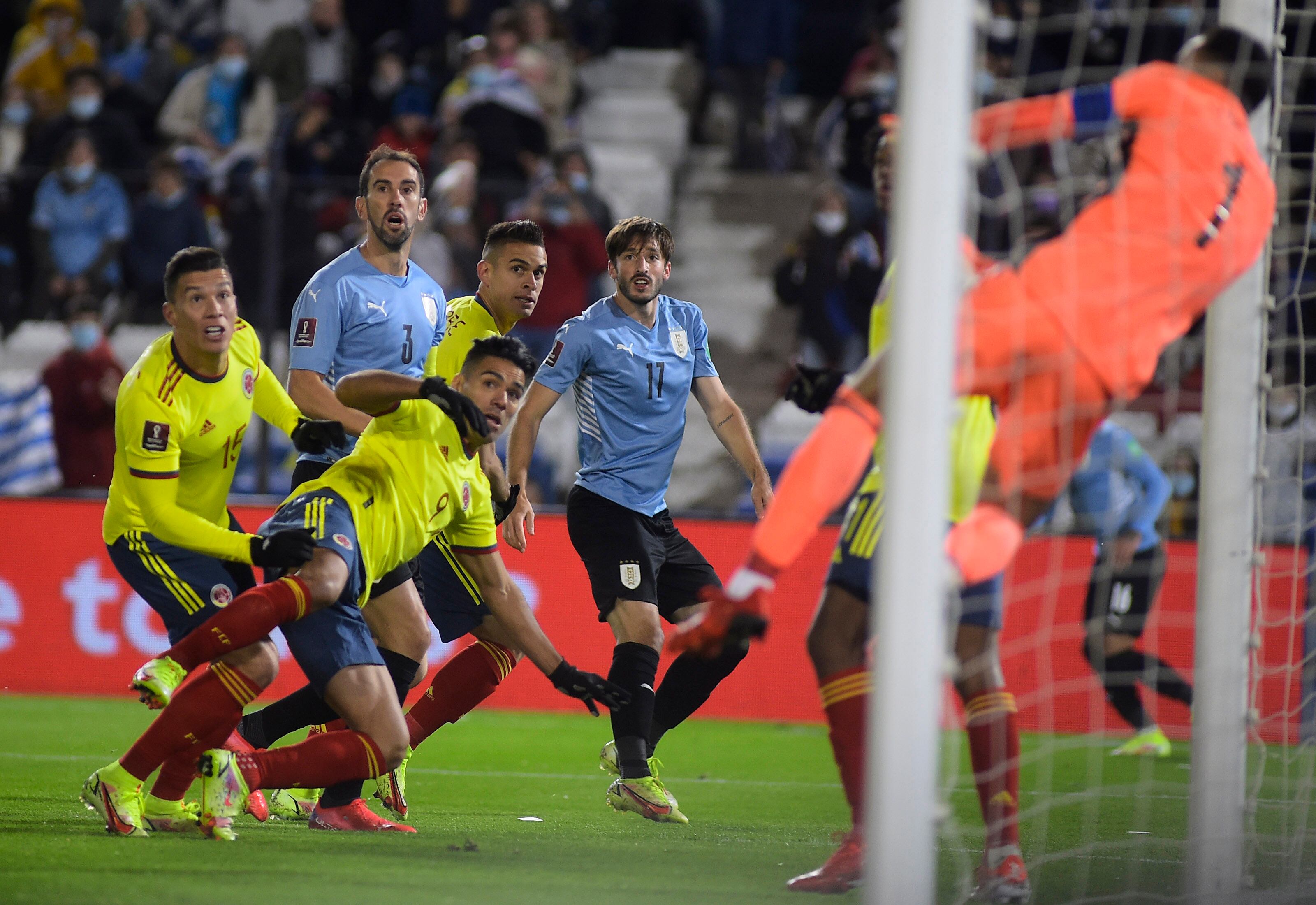 Montevideo, Uruguay, 7 Octubre 2021
Deportes, Futbol. Uruguay recibe a la selecciÛn de Colombia por eliminatorias rumbo a Qatar 2022. Estadio Gran Parque Central. Pool Agencias.  Foto: Dante Fernandez / FocoUy