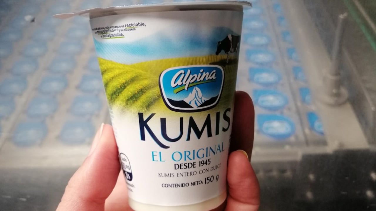 El Kumis vaso pasa de tener un envase que era ciento por ciento plástico a uno con 39 por ciento material biodegradable.