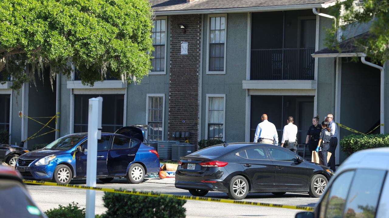La policía y los detectives son vistos cerca de un vehículo y apartamentos en Lincoln Shores Apartments el jueves 30 de marzo de 2023 en St. Petersburg, Florida. La policía encontró el cuerpo de una mujer de 20 años y dijo que su hijo de dos años Taylen Mosley Está perdido. (Chris Urso/Tampa Bay Times vía AP)