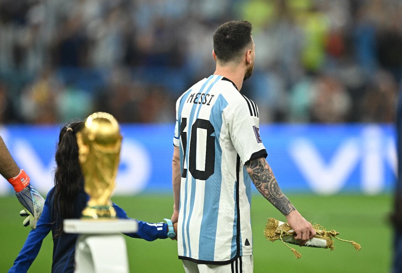 Fútbol Fútbol - Copa Mundial de la FIFA Qatar 2022 - final - Argentina contra Francia - Lusail Stadium, Lusail, Qatar - 18 de diciembre de 2022 Lionel Messi de Argentina entra al campo antes del partido REUTERS/Dylan Martinez