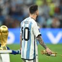 Fútbol Fútbol - Copa Mundial de la FIFA Qatar 2022 - final - Argentina contra Francia - Lusail Stadium, Lusail, Qatar - 18 de diciembre de 2022 Lionel Messi de Argentina entra al campo antes del partido REUTERS/Dylan Martinez