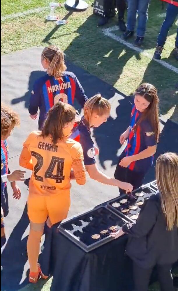 Las jugadoras del Barcelona y la Real Sociedad tuvieron que ir a una mesa para buscar sus medallas