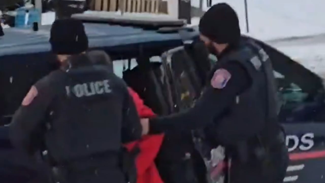 Este es el momento en el que la mujer es subida a la patrulla por los policías.