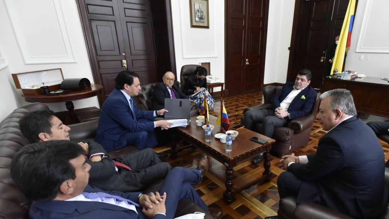 Asambleístas de Ecuador entregan informe de presunta corrupción en la región, al presidente del Congreso Juan Diego Gómez.